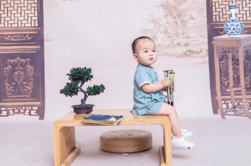 姜堰宝宝边吃奶边挣扎烦躁